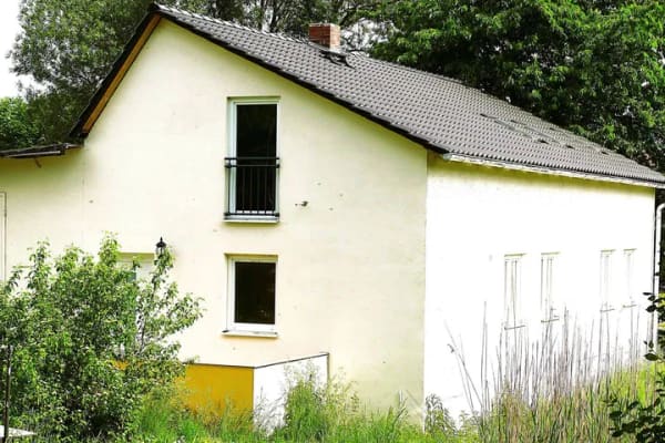 Immobilie in Waldmünchen - Ein - Zweifamilienhaus mit Halle, 1.700 m2 Grundstück - Bild 1