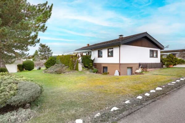 Immobilie in Westerheim - Wohnkomfort und Flexibilität: Bungalow mit Einliegerwohnung in Westerheim - Bild 1