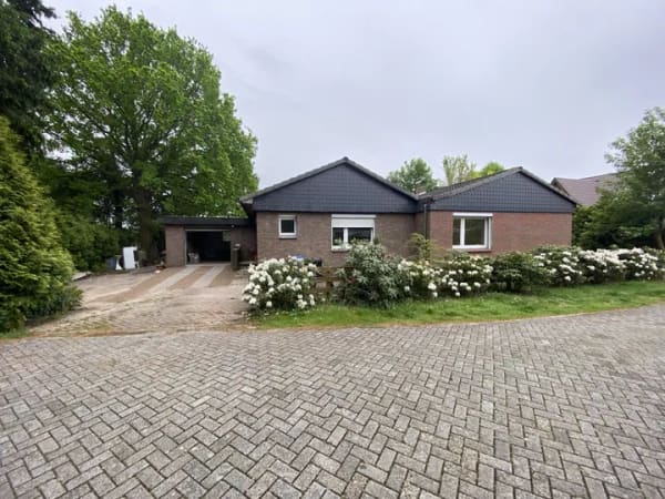 Immobilie in Edewecht - Sanierungsfähiger Bungalow in Sackgassenlage mit großzügigem Grundstück - Bild 0