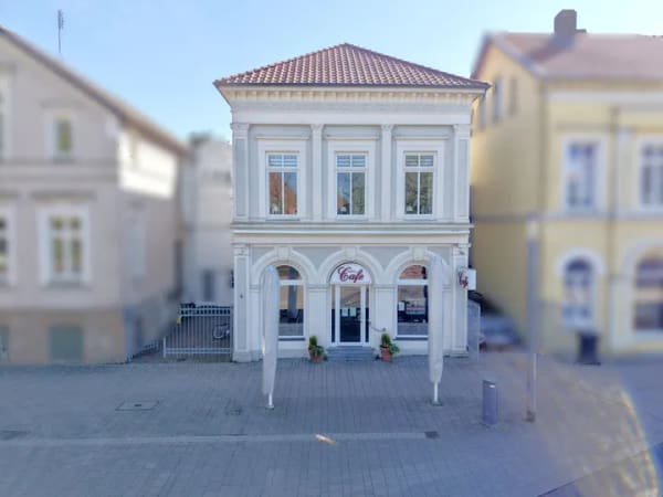 Immobilie in Varel - Ein Stück Tradition in Varel am Schlossplatz! Historisches Stadthaus zu verkaufen - Bild 0
