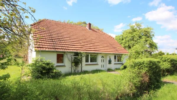 Immobilie in Bad Zwischenahn - Sanierungsbedürftiges Wohnhaus mit großzügigem Grundstück in verkehrsgünstiger Lage von Bad Zw'ahn - Bild 1