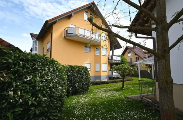 Immobilie in Weisweil - Charmante 2-Zi.-Wohnung mit großem Balkon und zwei Stellplätzen - Bild 1