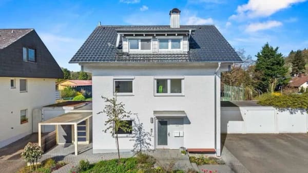 Immobilie in Allensbach - EIN HAUS. ZWEI CHANCEN. Platz für Wohnen und Miete.  - Bild 0