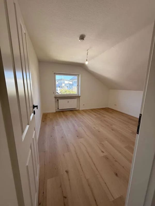Immobilie in Bürgstadt - Helle sanierte Dachgeschosswohnung in den Bürgstadt Hills - einzigartige Aussicht - Bild 3