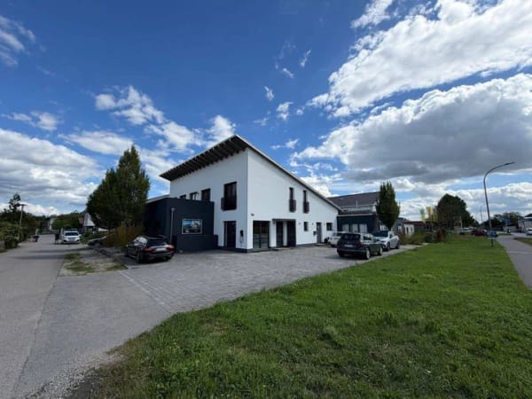 Immobilie in Kirchroth - Wohnen. Arbeiten. Leben. | Außergewöhnliches Anwesen mit 351 m² Maisonette, 128,28 m² Büro, Pool & SPA - Bild 1