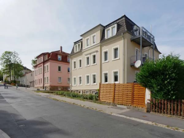 Immobilie in Freital - Balkon - Laminat - Kamin - Wanne/Dusche - Gäste-WC - 2 Stellplätze - 4 Zimmer Wohnung Freital kaufen - Bild 1