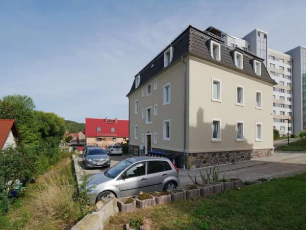 Immobilie in Freital - Balkon - Laminat - Kamin - Wanne/Dusche - Gäste-WC - 2 Stellplätze - 4 Zimmer Wohnung Freital kaufen - Bild 2