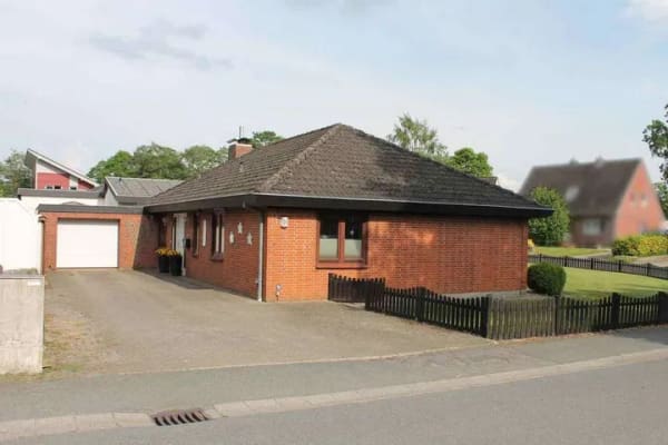 Immobilie in Breklum - Gestaltungsfähiger Bungalow-Klassiker am ruhigen Ortsrand - Bild 1