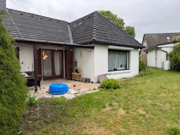 Immobilie in Delingsdorf - GEMÜTLICHES EINFAMILIENHAUS CA. 122 M² WOHNFL. VOLLKELLER, GARAGE, GARTEN UND TERRASSE ECKGRUNDSTÜCK - Bild 1