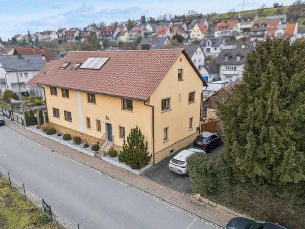 Immobilie in Theilheim - Solides Zweifamilienhaus im Würzburger Einzugsgebiet - viel Wohnraum, flexible Nutzung, Doppelgarage - Bild 1