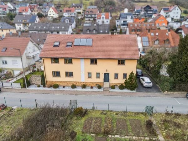 Immobilie in Theilheim - Solides Zweifamilienhaus im Würzburger Einzugsgebiet - viel Wohnraum, flexible Nutzung, Doppelgarage - Bild 2