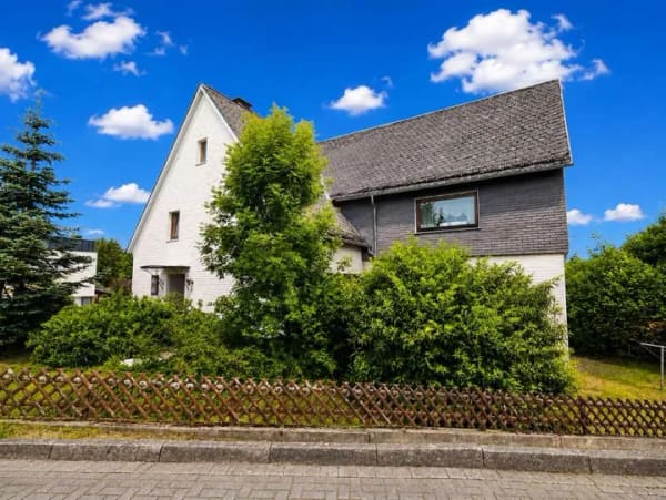 Immobilie in Friedewald - Solides Einfamilienhaus mit viel Platz in ruhiger Lage von Friedewald - Bild 2