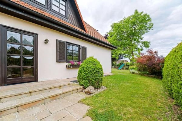 Immobilie in Altlandsberg - Exclusives Familienhaus in begehrter Grünlage 6 Zimmer, Keller, Kamin, Sauna und Traumgarten !!!!!! - Bild 1