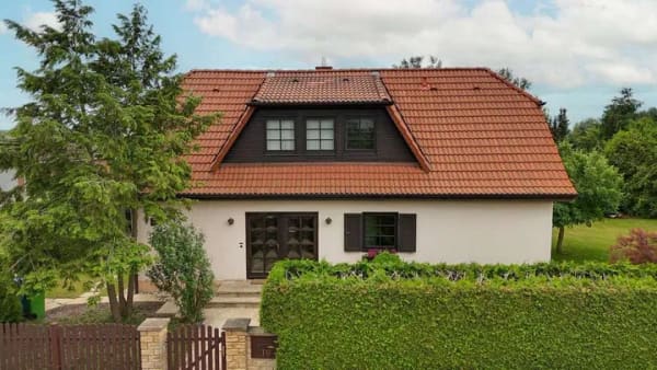Immobilie in Altlandsberg - Exclusives Familienhaus in begehrter Grünlage 6 Zimmer, Keller, Kamin, Sauna und Traumgarten !!!!!! - Bild 2