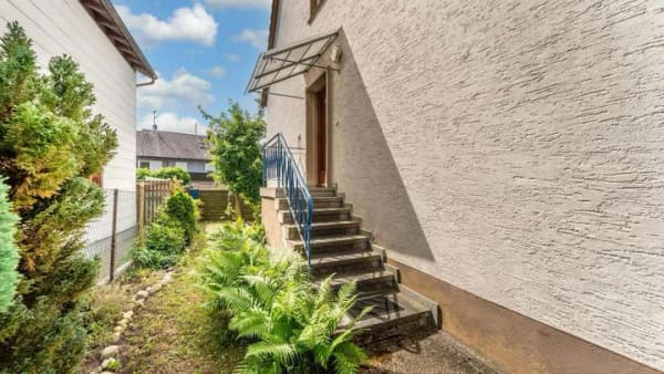 Immobilie in Volkertshausen - Doppelhaushälfte mit Garten und Ausbaupotenzial in zentraler, ruhiger Lage von Volkertshausen  - Bild 1