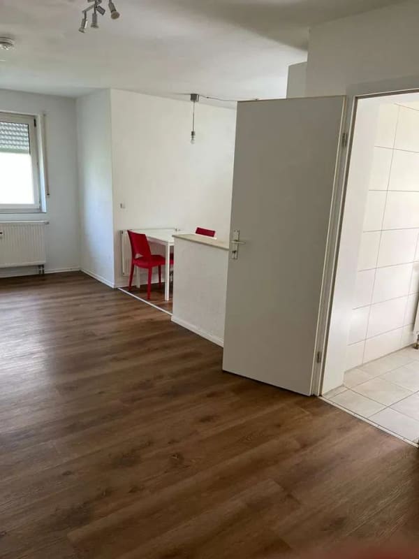 Immobilie in Ebersbach an der Fils - Moderne 1-Zimmer-Eigentumswohnung mit Stellplatz, Einbauküche und Keller in zentraler Lage - Bild 2