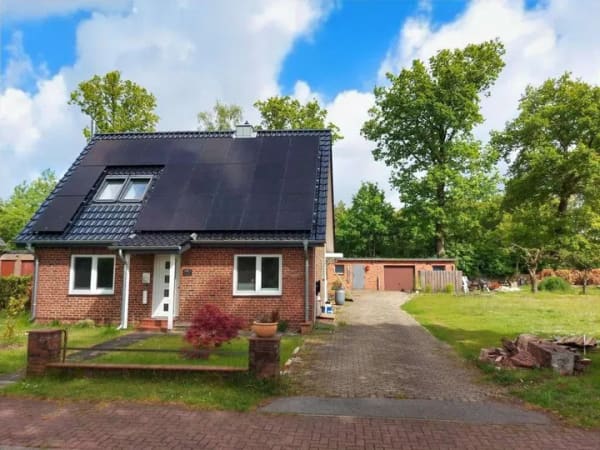 Immobilie in Lohe-Föhrden - Ihr neues Zuhause: Modernisiertes Einfamilienhaus mit großem Garten, zwei Garagen und PV-Anlage - Bild 1