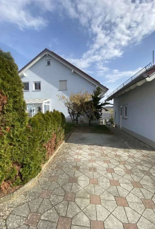 Immobilie in Großrinderfeld - Wunderschönes 2-Familienhaus mit Balkon, Terrasse und Doppelgarage  - Bild 1