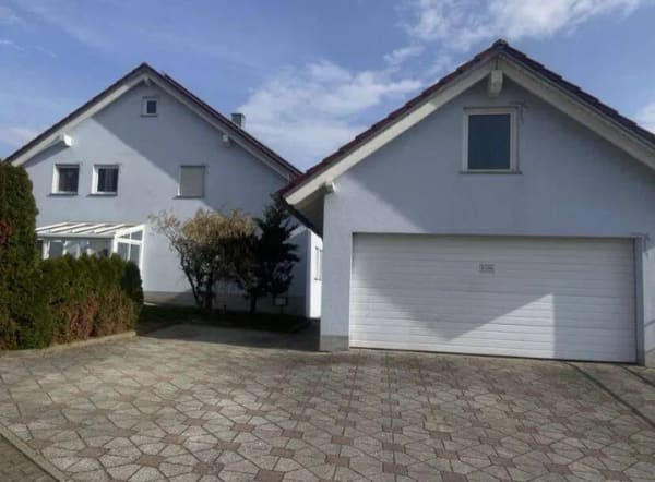 Immobilie in Großrinderfeld - Wunderschönes 2-Familienhaus mit Balkon, Terrasse und Doppelgarage  - Bild 3