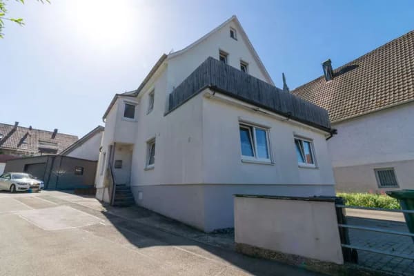 Immobilie in Bretzfeld - Attraktives Anlageobjekt. Saniertes Einfamilienhaus plus vielseitig nutzbare Lager-/Werkstatthalle! - Bild 1