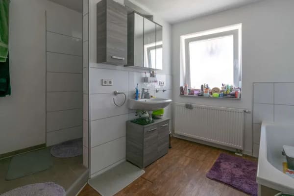 Immobilie in Bretzfeld - Attraktives Anlageobjekt. Saniertes Einfamilienhaus plus vielseitig nutzbare Lager-/Werkstatthalle! - Bild 4