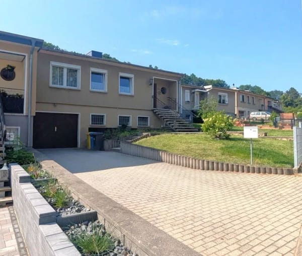 Immobilie in Eisenberg - Reihenmittelhaus mit Garage, Hobbyraum und Südterrasse. - Bild 1