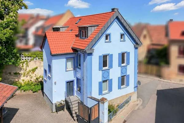 Immobilie in Bodenheim - Das blaue Haus von Bodenheim – bereits top saniert! Für Menschen, die ankommen statt sanieren wollen - Bild 0