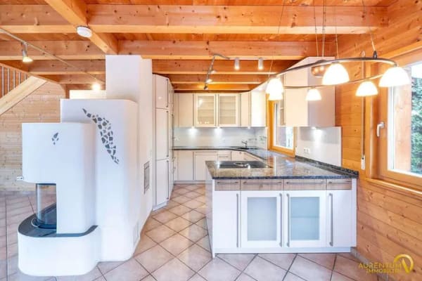 Immobilie in Bayerbach b. Ergoldsbach - 2 Häuser! Geschmackvolles A+-Holzmassivhaus mit 250 m², inkl. Einliegerbungalow & PV mit Speicher - Bild 0