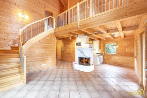 Immobilie in Bayerbach b. Ergoldsbach - 2 Häuser! Geschmackvolles A+-Holzmassivhaus mit 250 m², inkl. Einliegerbungalow & PV mit Speicher - Bild 1