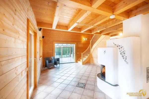 Immobilie in Bayerbach b. Ergoldsbach - 2 Häuser! Geschmackvolles A+-Holzmassivhaus mit 250 m², inkl. Einliegerbungalow & PV mit Speicher - Bild 2
