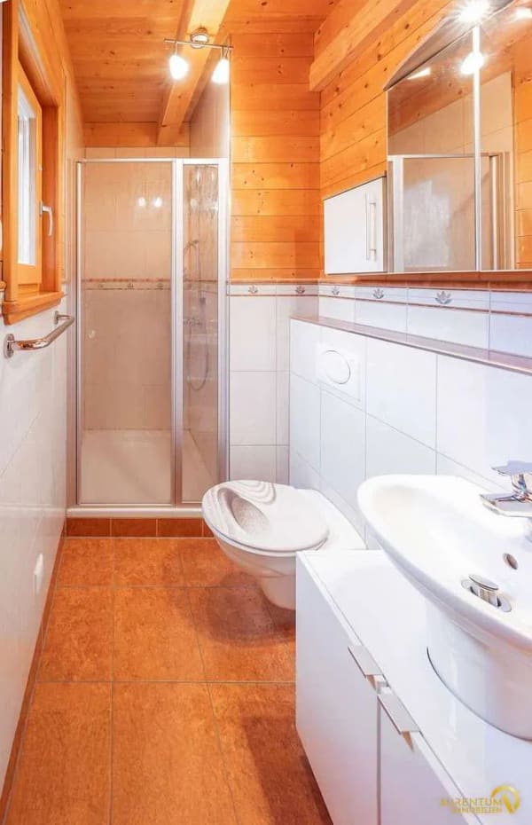 Immobilie in Bayerbach b. Ergoldsbach - 2 Häuser! Geschmackvolles A+-Holzmassivhaus mit 250 m², inkl. Einliegerbungalow & PV mit Speicher - Bild 4