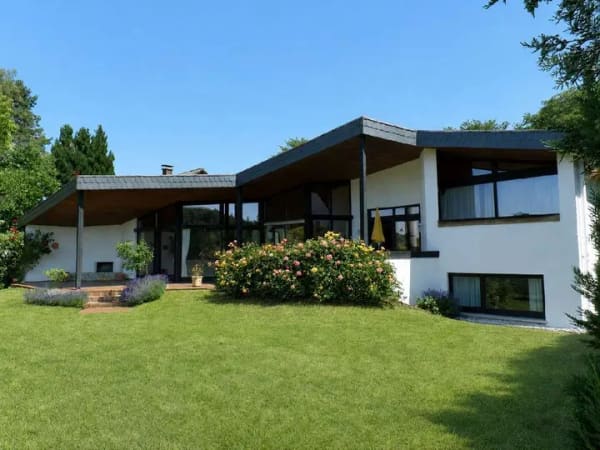 Immobilie in Waldems - Lichtdurchflutete Architektenvilla: Wohnen auf versetzten Ebenen mit Panoramablick - Bild 0