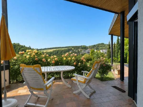 Immobilie in Waldems - Lichtdurchflutete Architektenvilla: Wohnen auf versetzten Ebenen mit Panoramablick - Bild 2