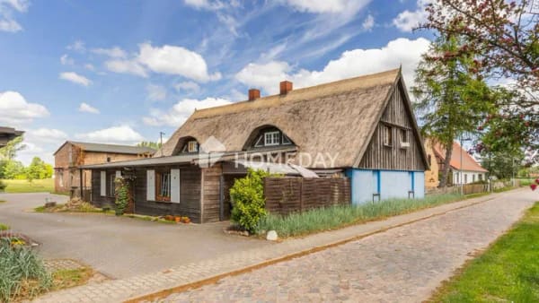 Immobilie in Ferdinandshof - Historisches Reetdachhaus mit Entwicklungspotenzial und über sechs Prozent Rendite - Bild 0