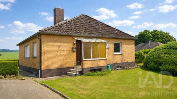 Immobilie in Lutter am Barenberge - Freistehender Bungalow mit Kamin und unverbaubarem Feldblick auf großzügigem Grundstück - Bild 0