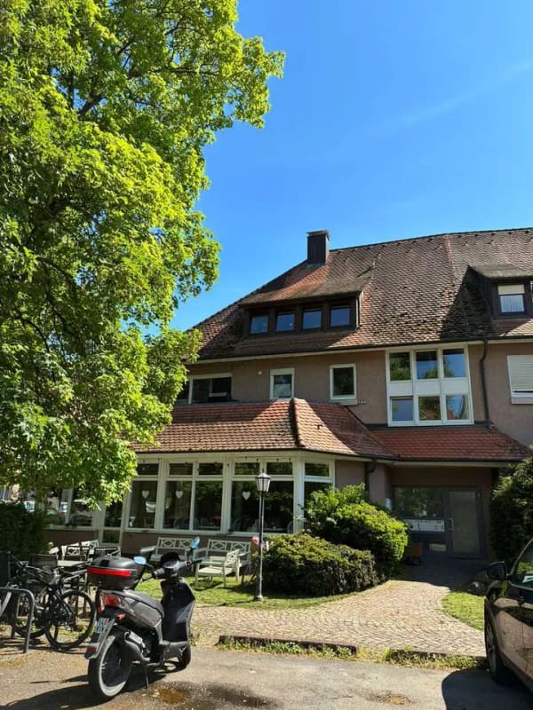 Immobilie in Bad Friedrichshall - Großzügige Dachgeschosswohnung mit Balkon und Blick ins Grüne - Bild 1