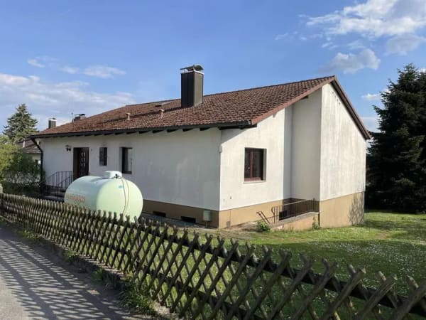 Immobilie in Marloffstein - Großzügiges Einfamilienhaus in ruhiger Südhanglage – traumhafter Weitblick ins Grüne - Bild 1