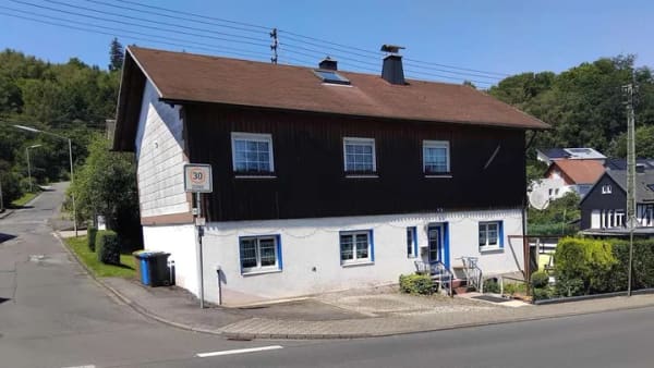 Immobilie in Burbach - Familienfreundliches Haus mit großzügiger Terrasse, Garten und Garagenanlage

 - Bild 0