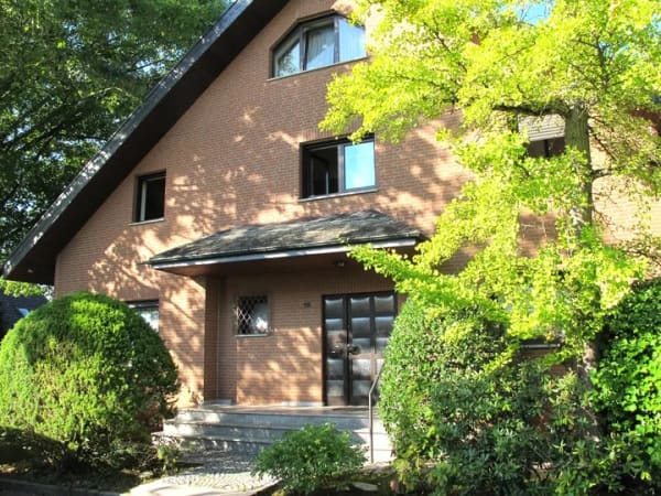 Immobilie in Kriftel - Einfamilienhaus mit integrierter Einliegerwohnung 2 Garagen und viel Platz! - Bild 0