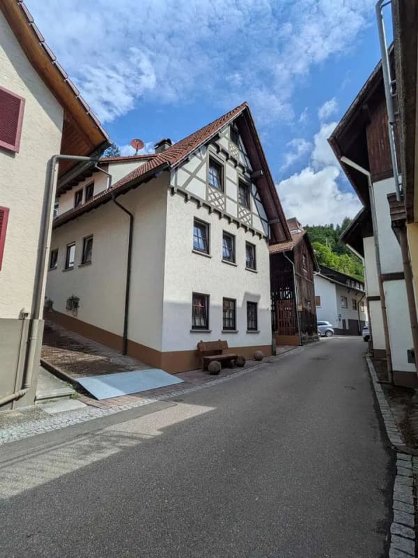 Immobilie in Oppenau - Charmantes Einfamilienhaus mit großzügigem Schopf im Stadtkern von Oppenau - Bild 1