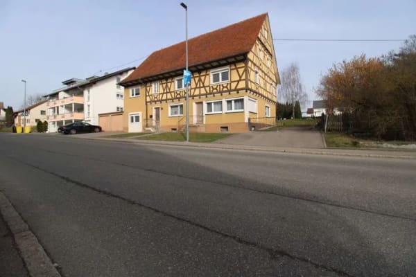 Immobilie in Dauchingen - Geräumiges 4 - Familienhaus mit Entwicklungspotenzial und Zwei Garagen in Dauchingen - Bild 1