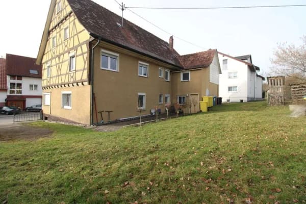 Immobilie in Dauchingen - Geräumiges 4 - Familienhaus mit Entwicklungspotenzial und Zwei Garagen in Dauchingen - Bild 2