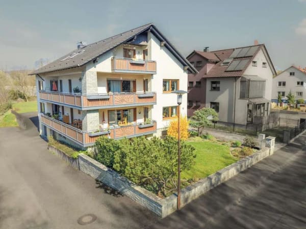 Immobilie in Goldbach - DIETZ: 3-Familienhaus mit 3 Balkonen, 2 Garagen, WEG - geteilt - 3-fach-Verglasung - Pelletsheizung - Bild 1