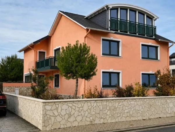 Immobilie in Kruft - Großzügiges Zweifamilienhaus mit Garten und Ausbaupotenzial - Bild 1