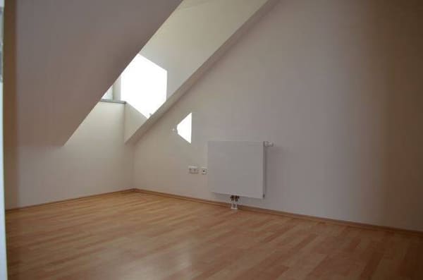 Immobilie in Penzing - Charmante 3-Zimmer Dachgeschosswohnung mit Sichtdachtstuhl und Aufzug - Bild 1