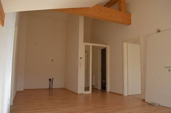 Immobilie in Penzing - Charmante 3-Zimmer Dachgeschosswohnung mit Sichtdachtstuhl und Aufzug - Bild 2