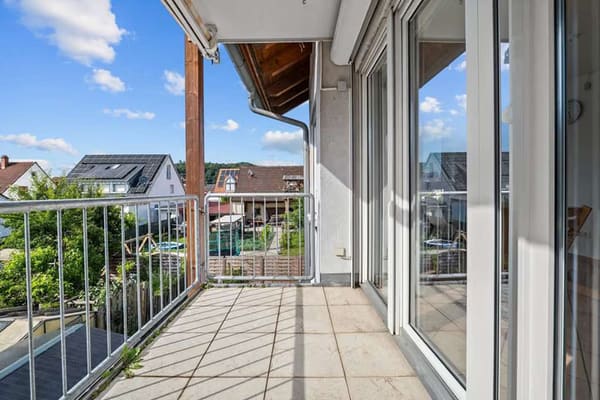 Immobilie in Sexau - Helle Maisonette, 4 Zimmer auf zwei Etagen, zwei Balkone, Garten und Solar-Carport IN SEXAU - Bild 1