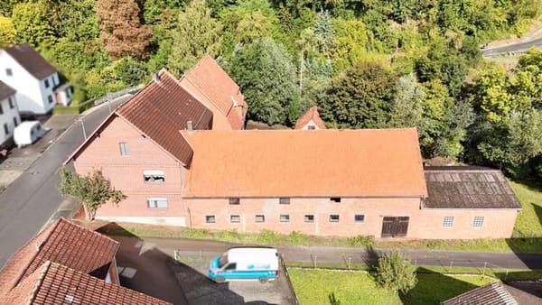 Immobilie in Wolfhagen - Großer Resthof mit 2 Fam.Haus, Stallungen, Scheune, Garagen & ca. 2.300m² Grundstück - Bild 0