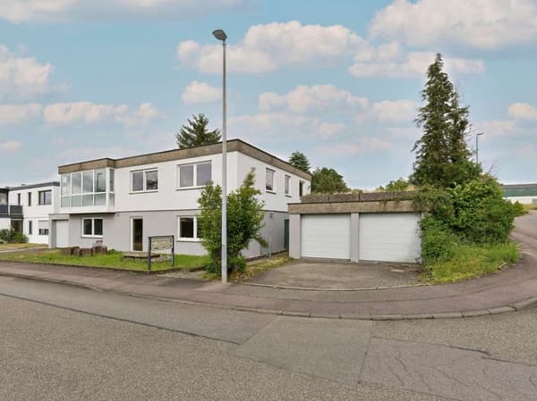 Immobilie in Renningen - Freistehendes Zweifamilienhaus mit großen Garten und drei Garagen - Bild 0