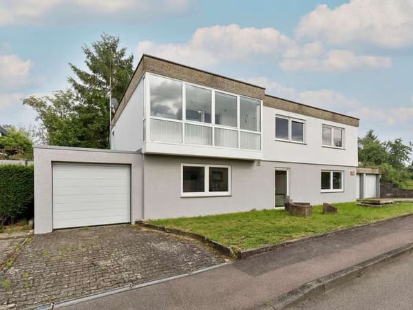 Immobilie in Renningen - Freistehendes Zweifamilienhaus mit großen Garten und drei Garagen - Bild 1